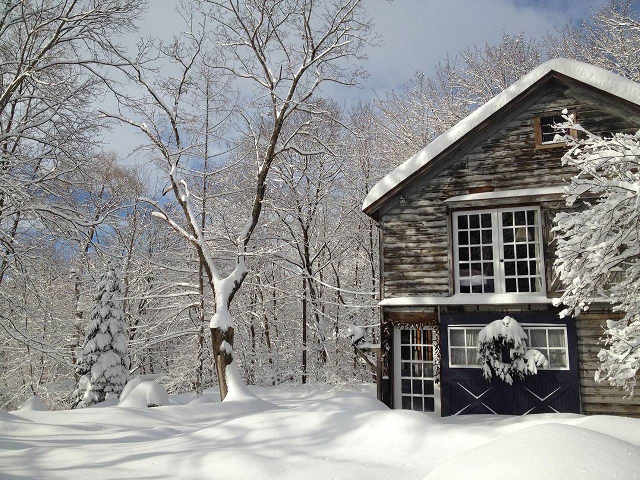 Dreamy Winter Getaways on Airbnb - The Barn in Tivoli