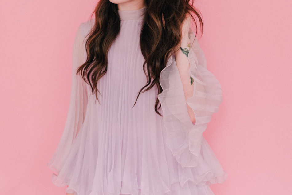 woman wearing pink dress and sharing Weekend Link Roundup